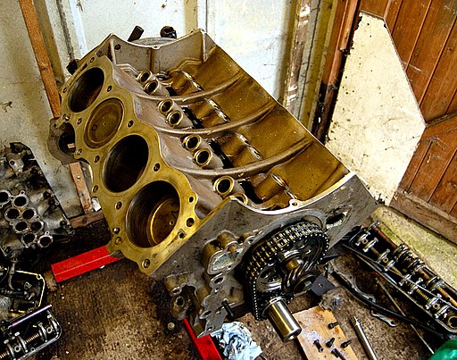 Stripped_Rover_V8_engine